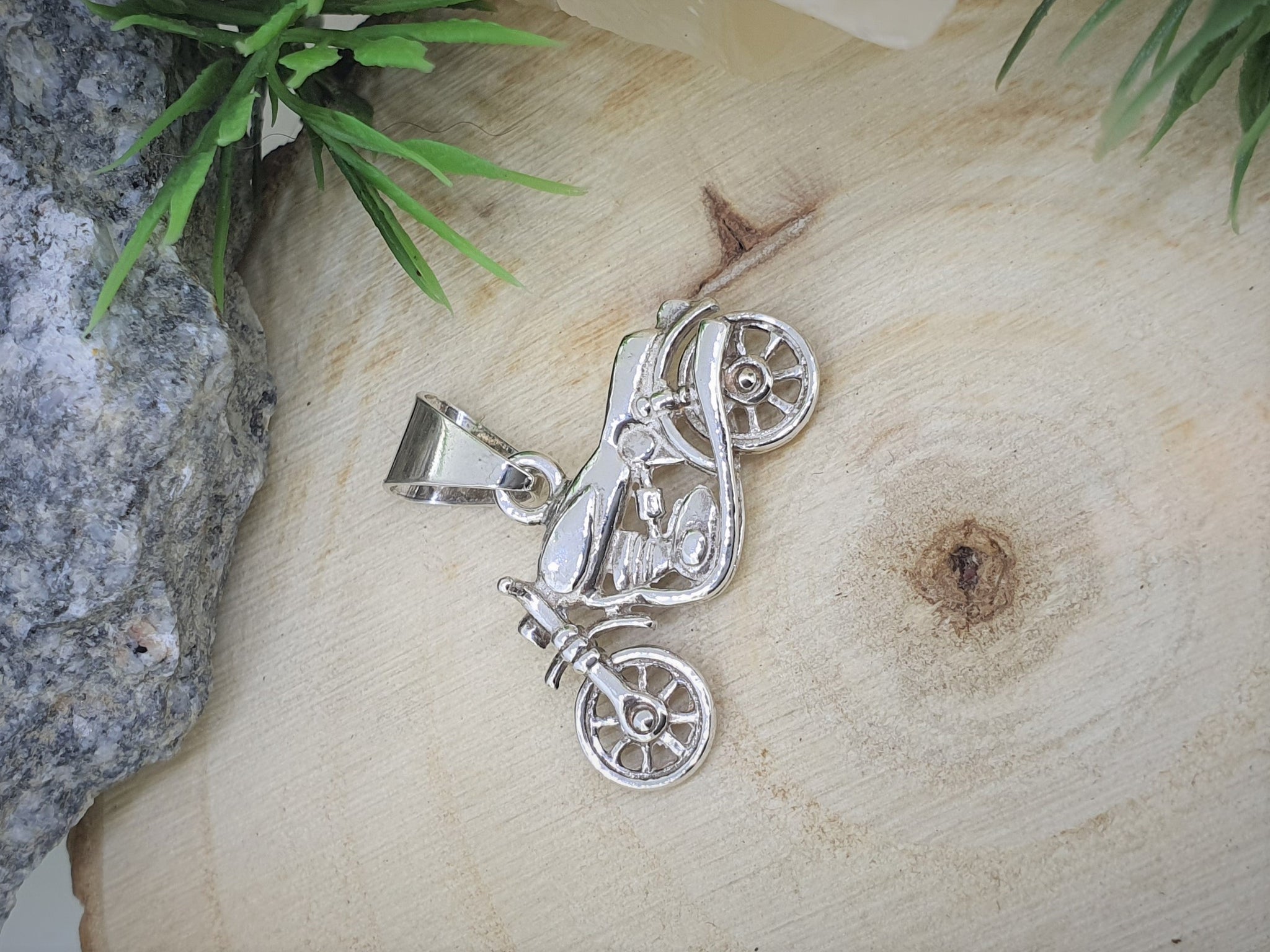 schmuck anhänger fahrrad Anhänger Motorrad Naked Bike – Iseria Schmuck München mit Goldankauf und Trachtenschmuck