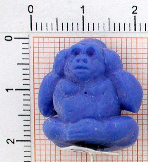 go3_2-6g Anhänger Gorilla nichts Böses hören 3 Affen - Foto Grösse auf Millimeterpapier