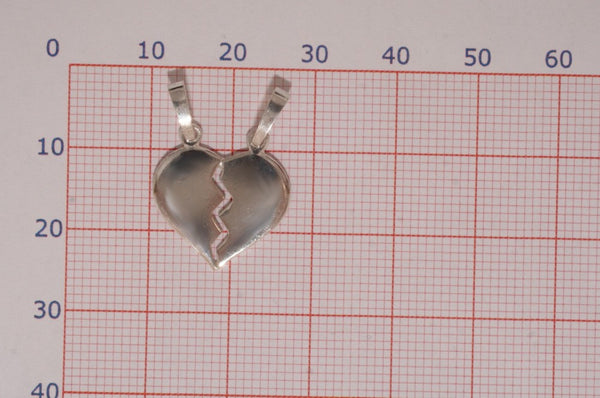 h27 Anhänger geteiltes Herz klein - Foto Grösse auf Millimeterpapier
