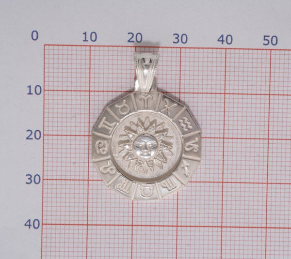 medallion Amulett Tierkreiszeichen Symbole und Sonne - Foto Grösse auf Millimeterpapier