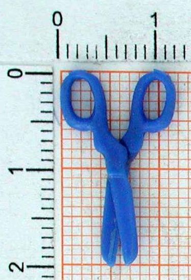 v69_0-1g Anhänger Schere - Foto Grösse auf Millimeterpapier